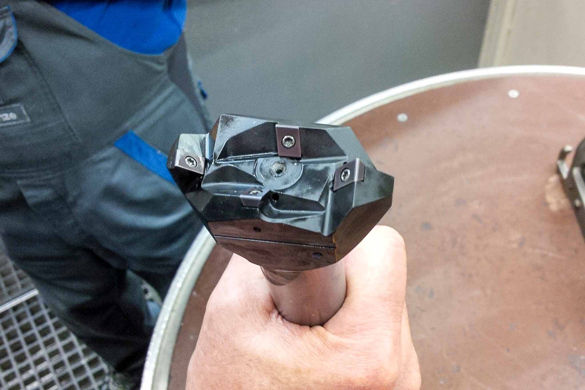 A frontal view of the special face milling cutter. The four indexable inserts are arranged asymmetrically.