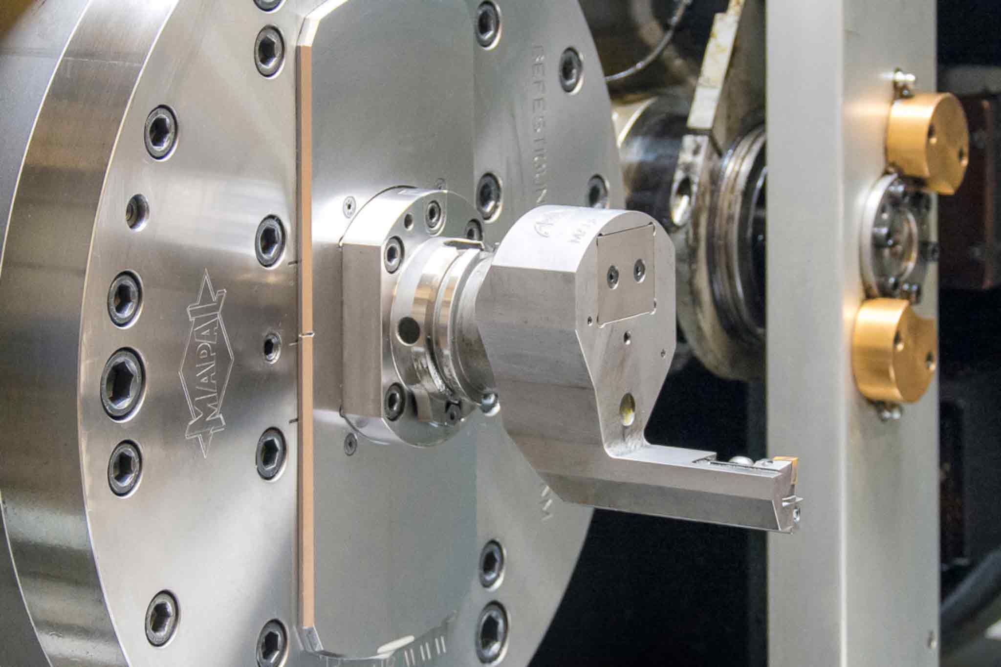 In detail, a single slide facing head is shown in connection with a mounting tool.