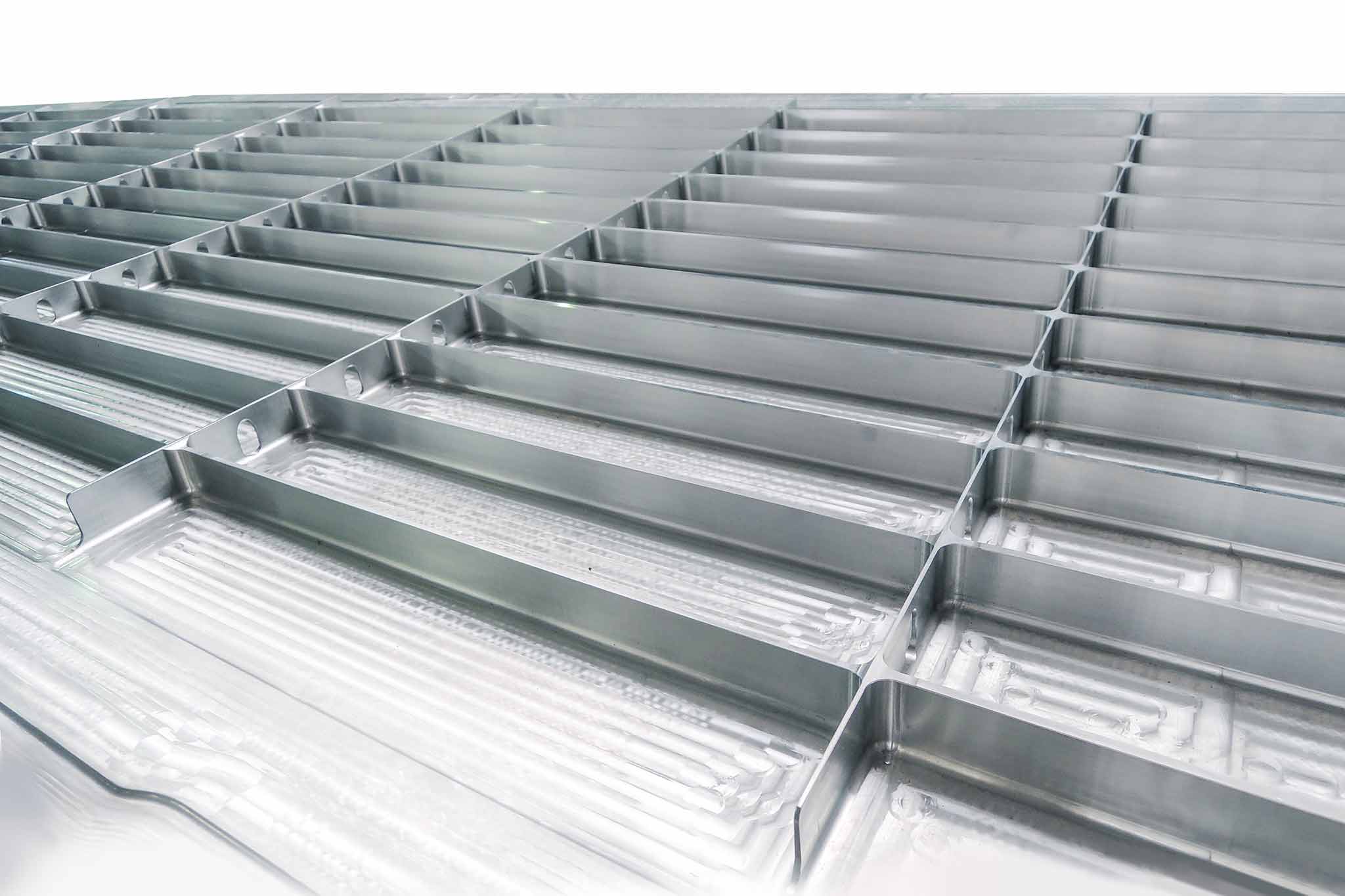 Die Innenform eines Flügels aus Aluminium mit vielen ausgefrästen Taschen ist zu sehen. 