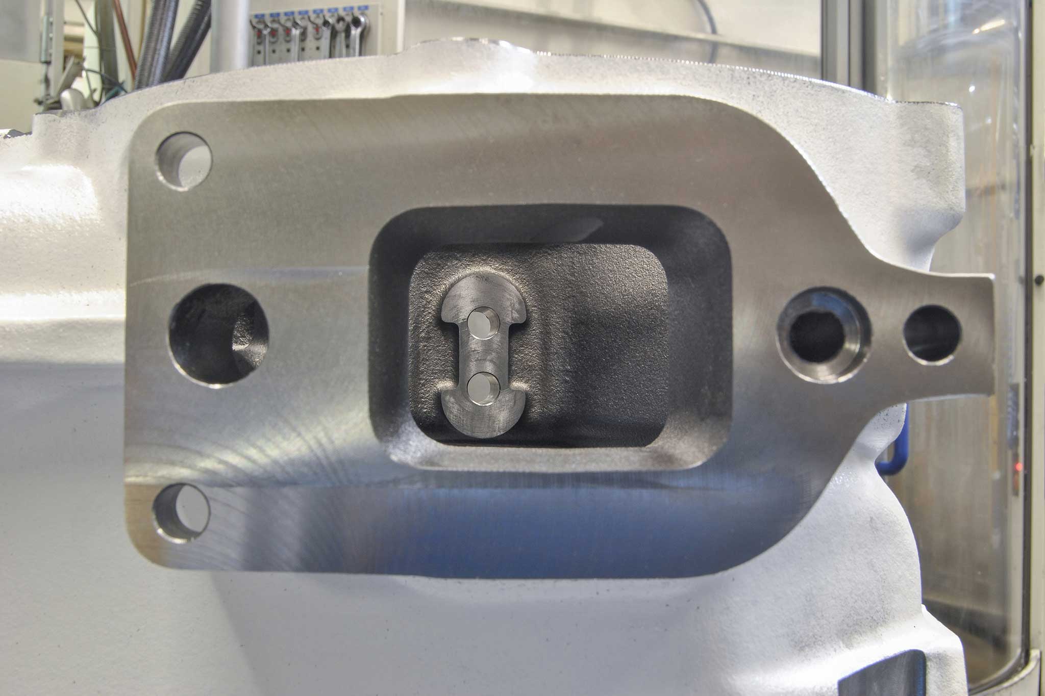 View inside the exhaust gas duct housing on the mounting surface to be machined.