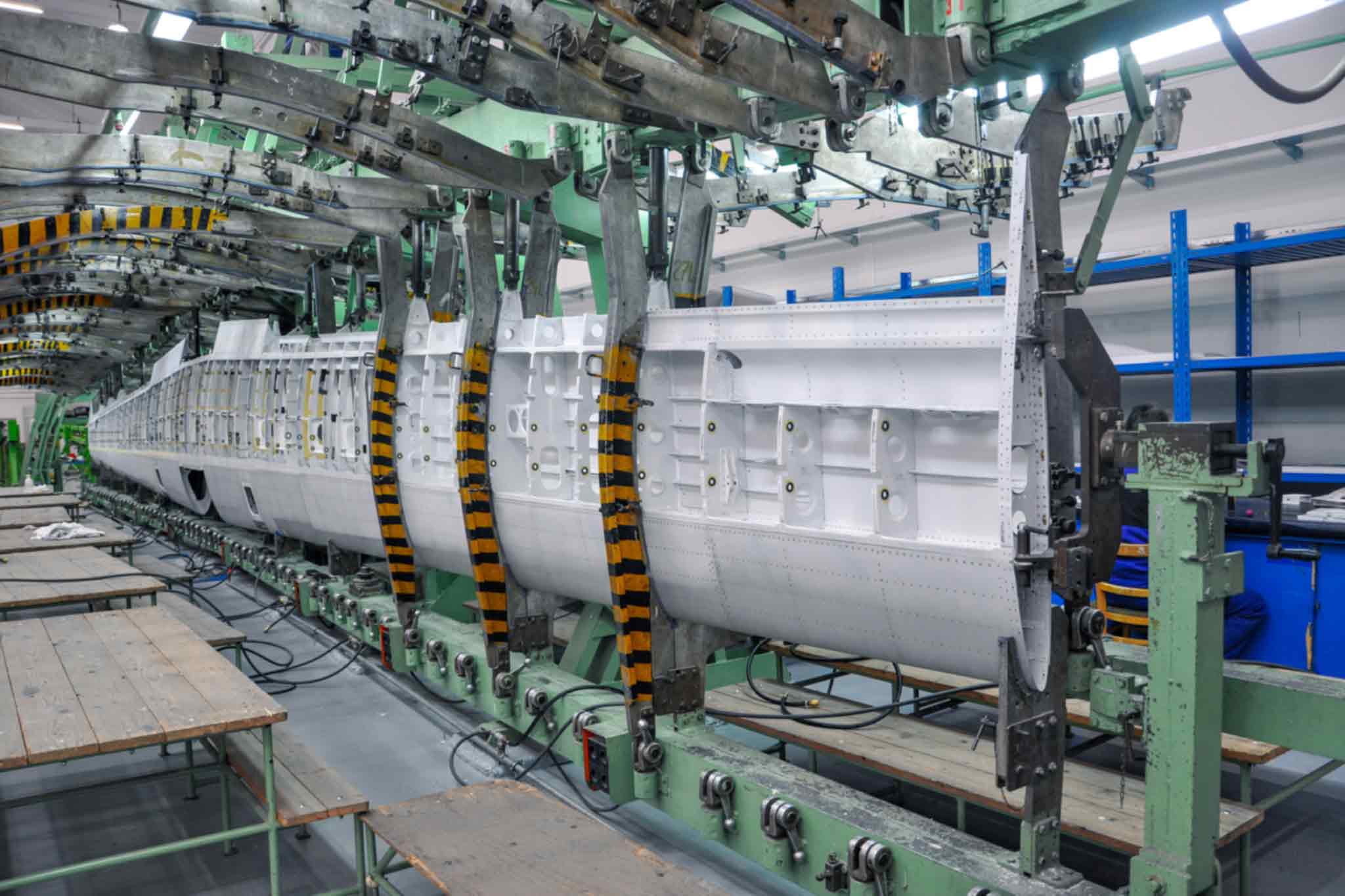 Ein Flugzeugflügel in der Bearbeitungsmaschine.