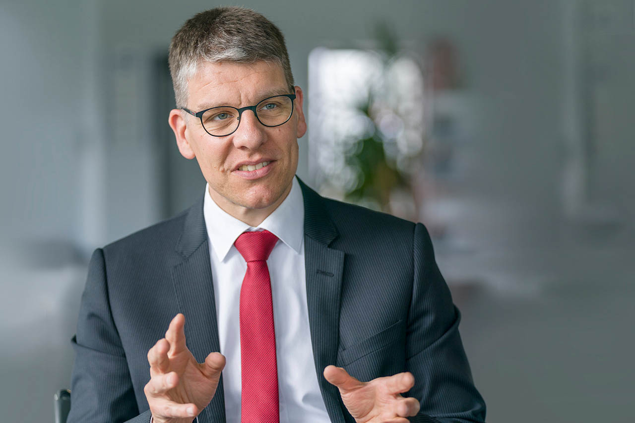 Dr. Jochen Kress spricht in einer Interviewsituation.