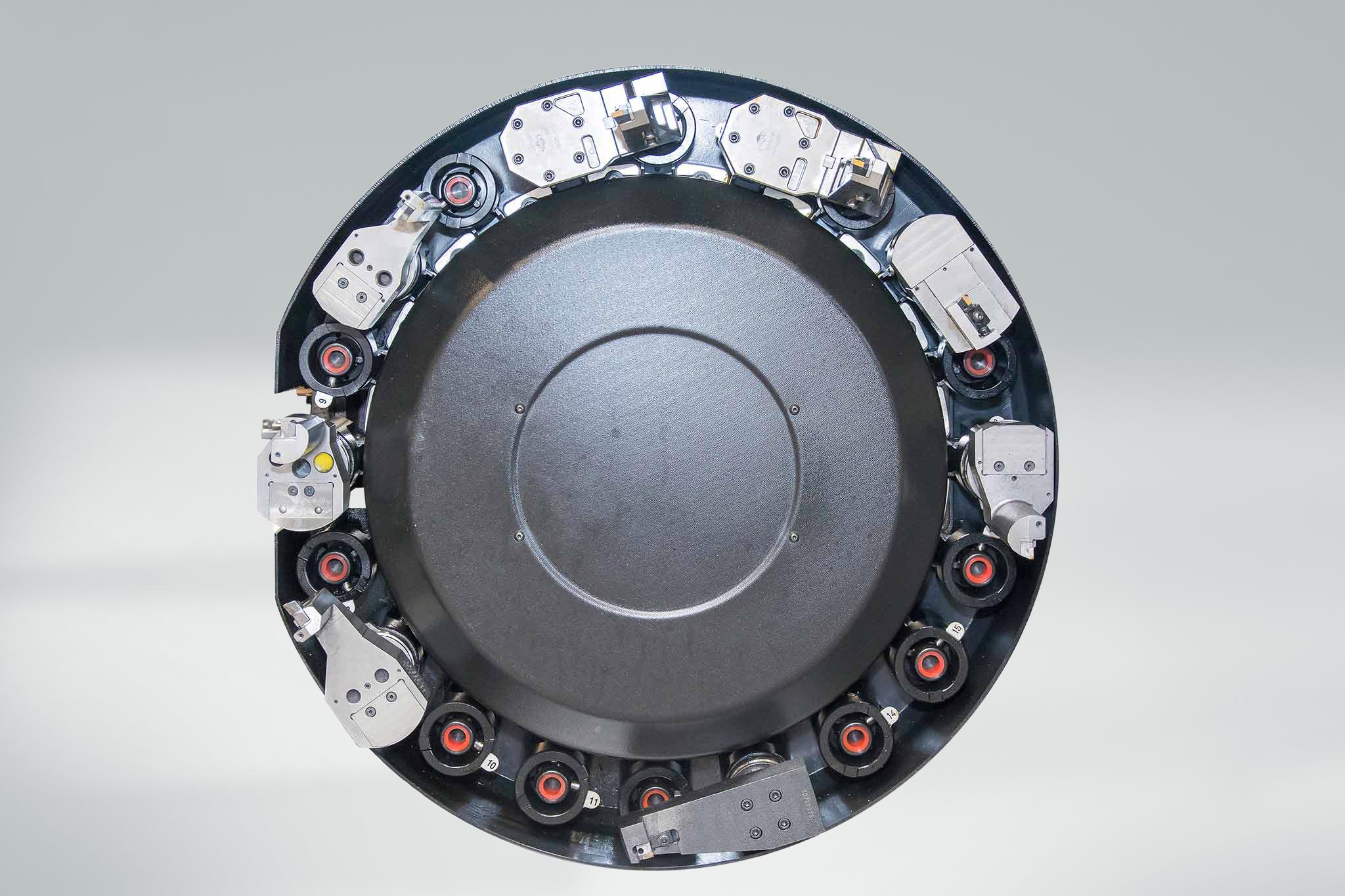 A disc revolver can be seen. Eight positions are occupied by facing heads with mounting tools.