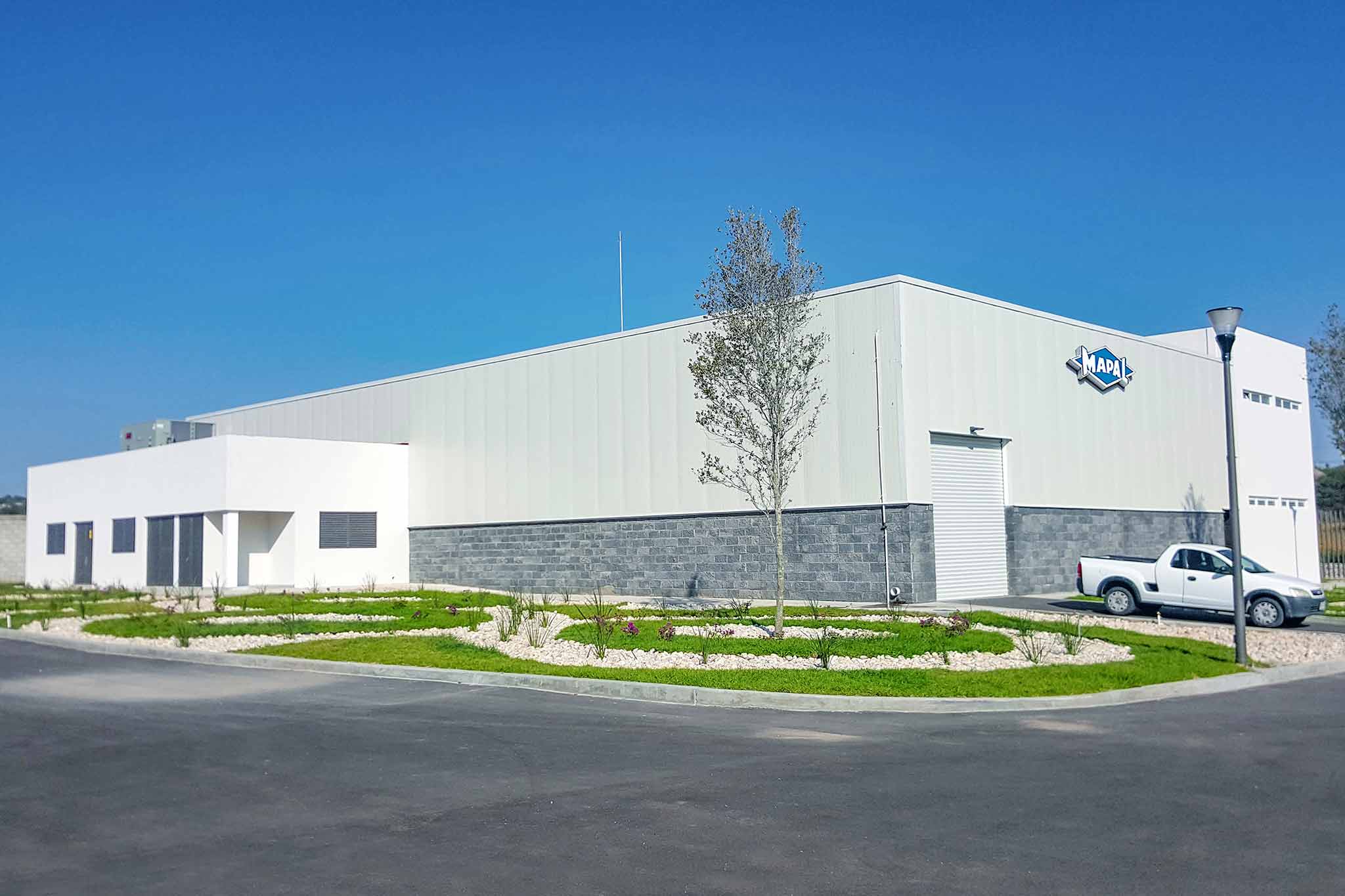 The newly built manufacturing hall and the administrative wing in Querétaro is shown from outside.