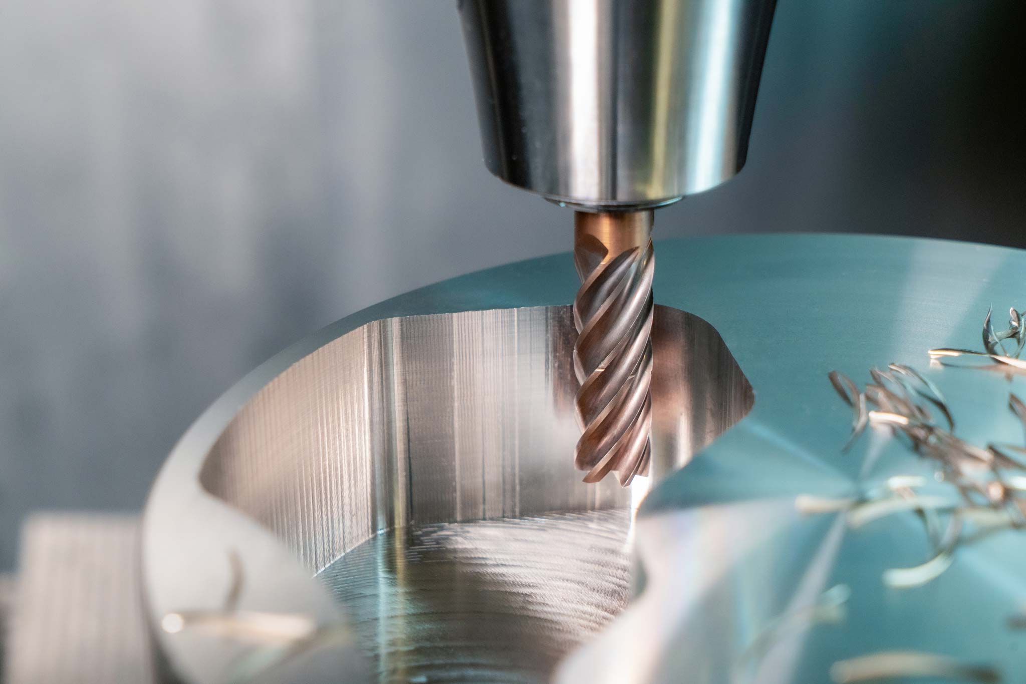 Ein OptiMill-Tro-Inox Trochoidalfräser zerspant auf der Maschine ein Bauteil aus rostfreiem Stahl.