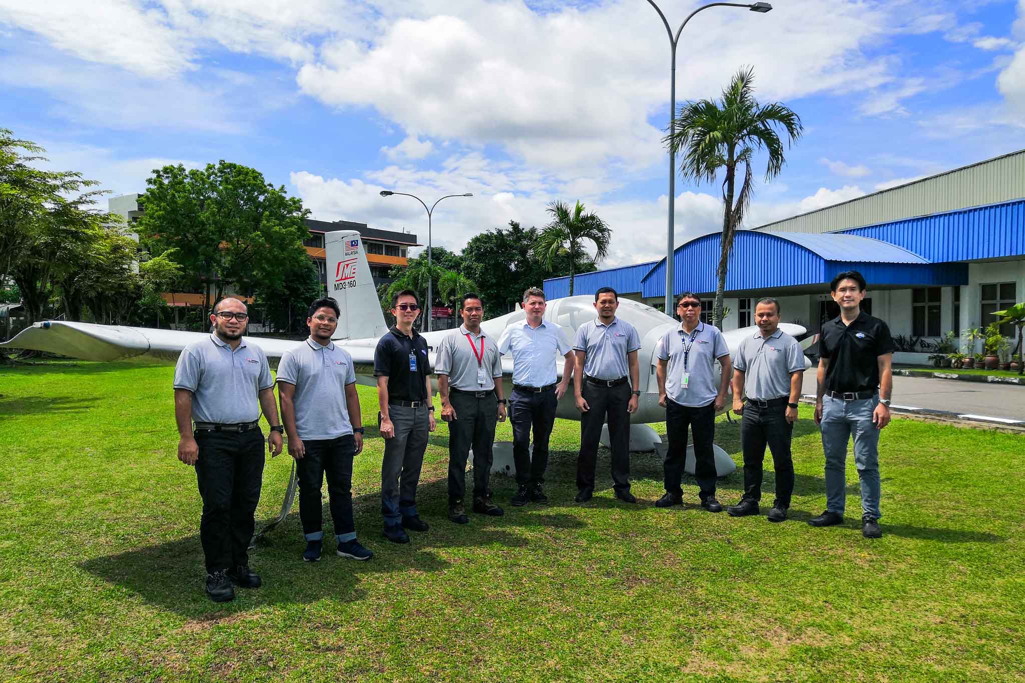 The project team consisting of eight employees from SMEA and MAPAL is faced with an aircraft.