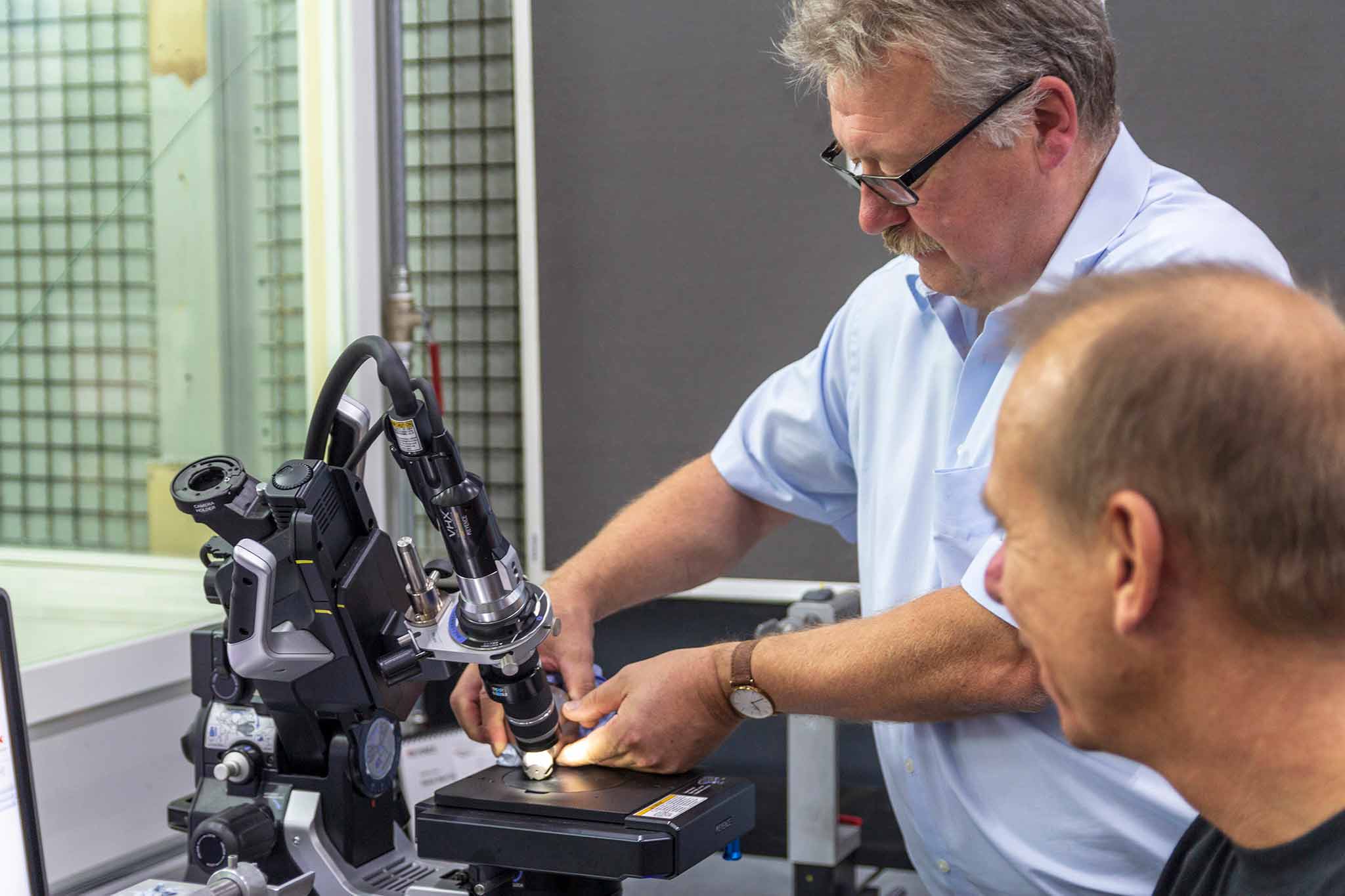 Klaus Schwamborn und Armin Joussen sind im Einstellraum von Neapco. Dort prüfen sie den Verschleiß eines Werkzeugs.