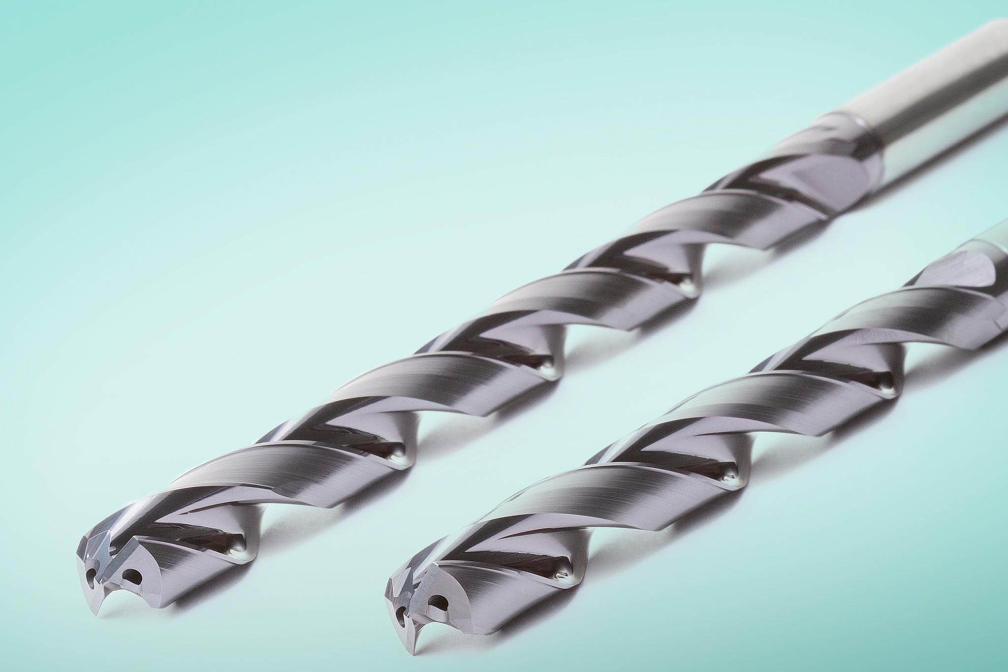 Zwei Ausführungen des MEGA-Speed-Drill-Inox Vollbohrers für Edelstahlbearbeitungen mit Tiefen bis 12xD.