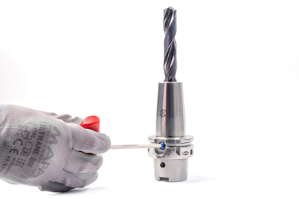 Ein Vollhartmetallbohrer wird mit einem Sechskantschlüssel in einem Hydrodehnspannfutter UNIQ von MAPAL gespannt.
