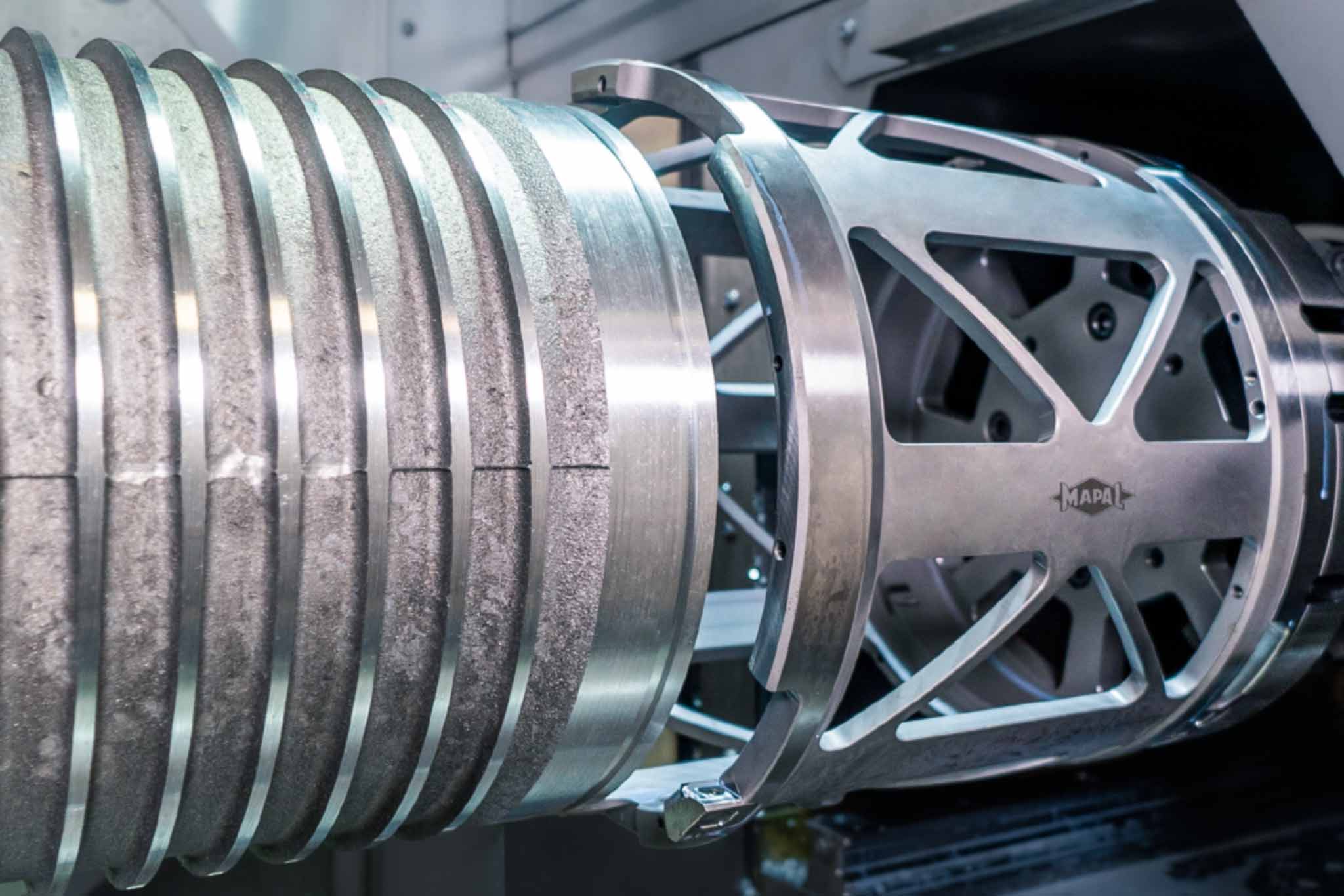 The fine boring tool from MAPAL for external machining of pot-shaped stator housings for electric motors.