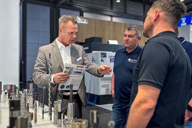 Im Bild ein Gespräch am Messestand von MAPAL auf der Fachmesse intec in Leipzig