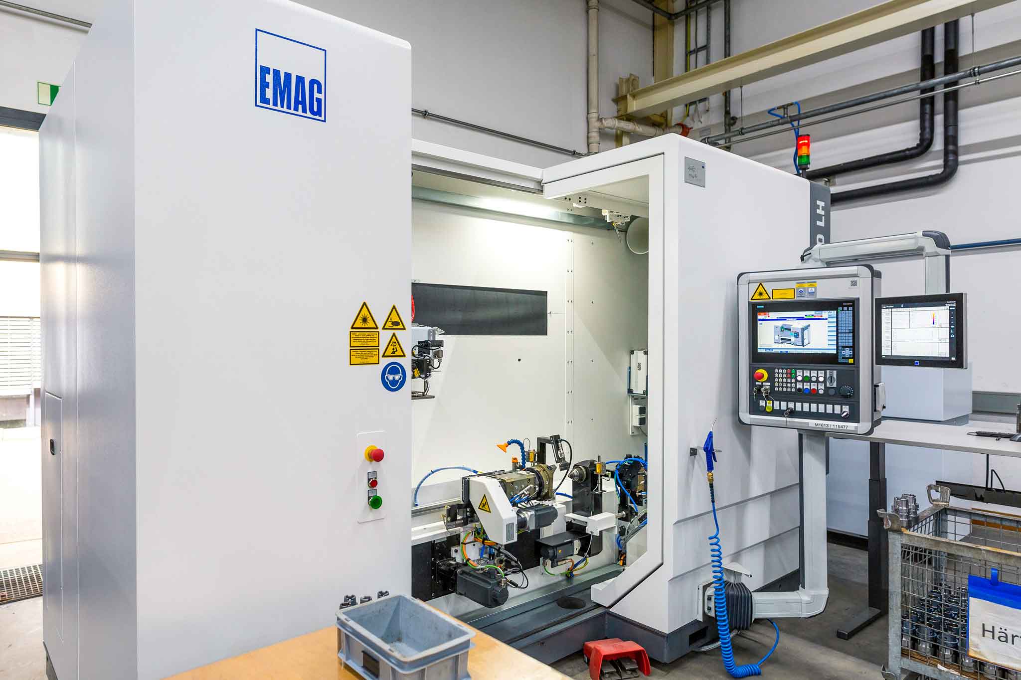 Die EMAG Maschine ist im Gesamten zu sehen.