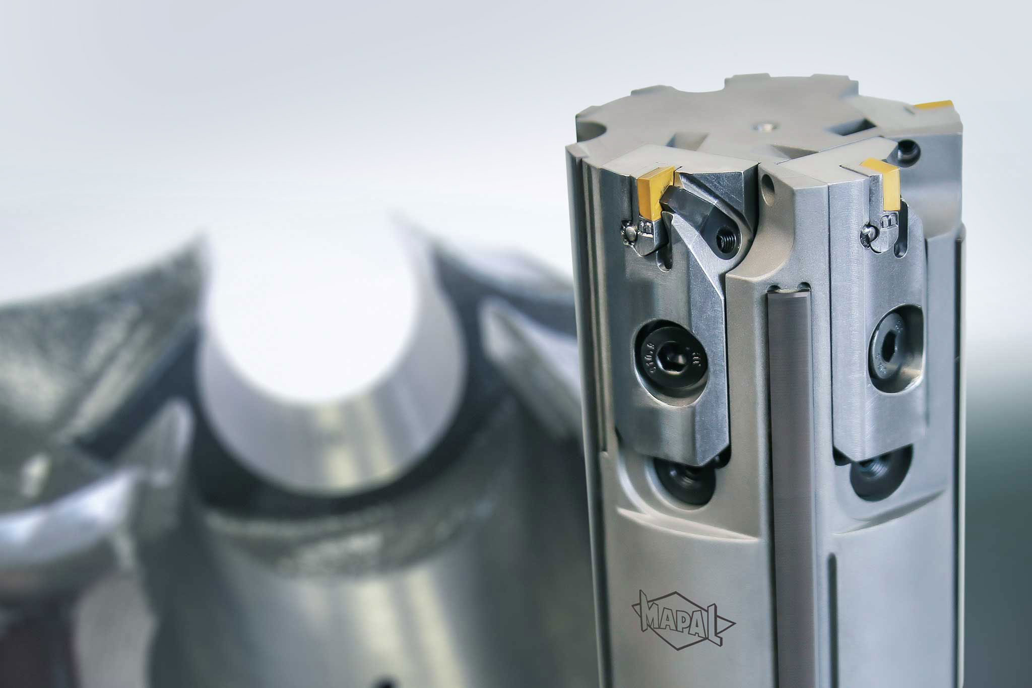 The fine boring tool with three asymmetrically arranged indexable inserts. The part can be seen in the background. 