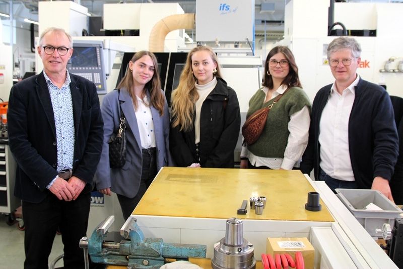 The picture shows the three students at MAPAL, framed by Marc Debler and Uwe Heßler.