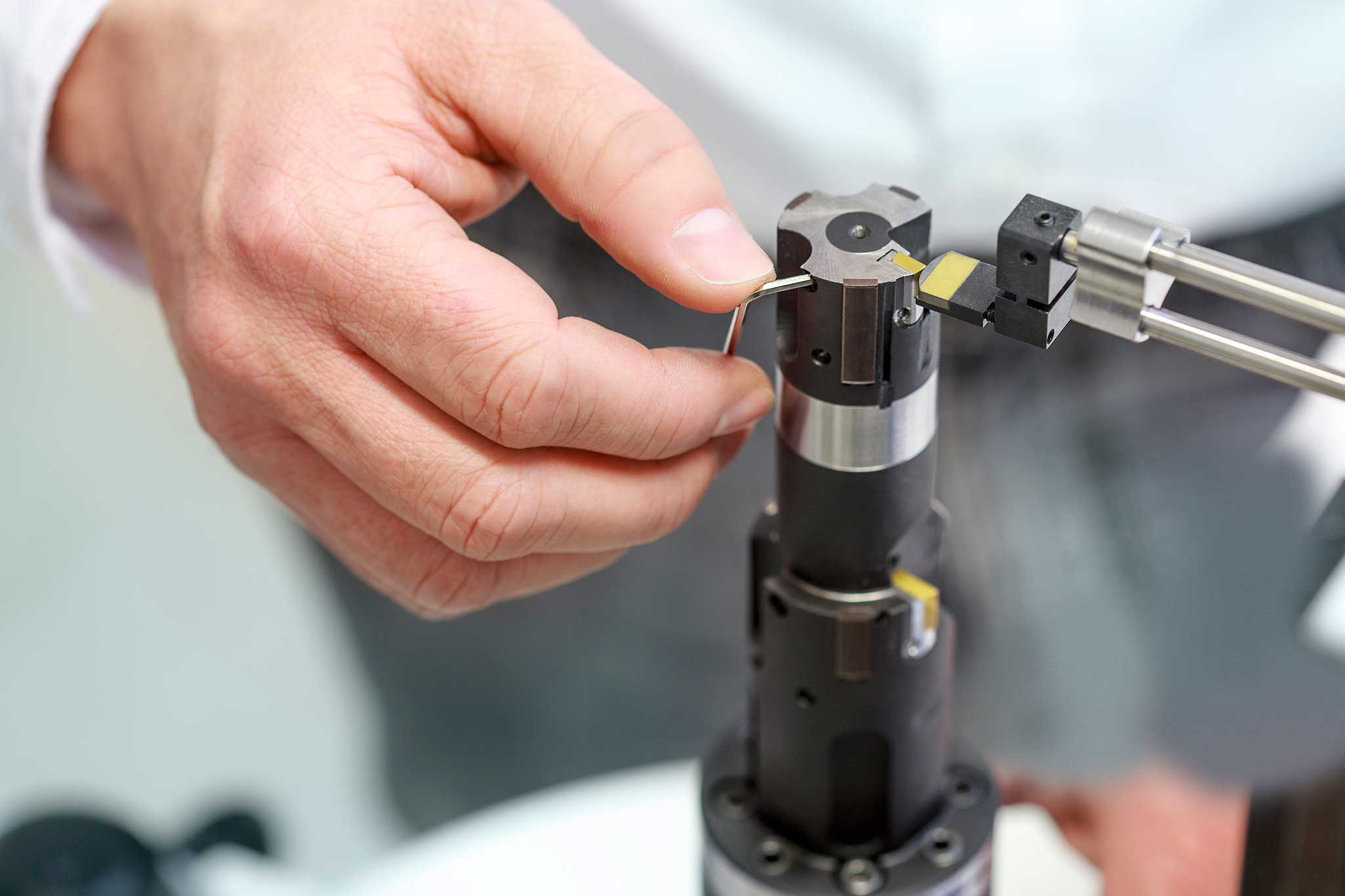 How to use the EA system on a reamer is shown in close-up.