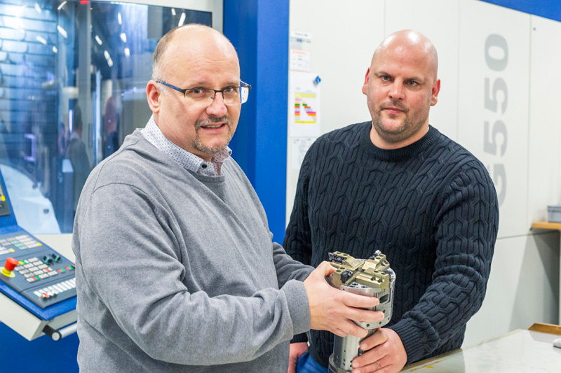 Das Bild zeigt Anwendungstechniker Jürgen Utz und Customer Service Mitarbeiter Oliver Müller von MAPAL.