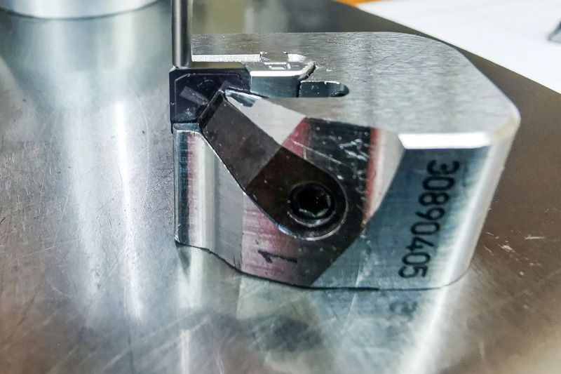 The close-up shows how easy it is to set an external reamer with EasyAdjust-System outside the machine.