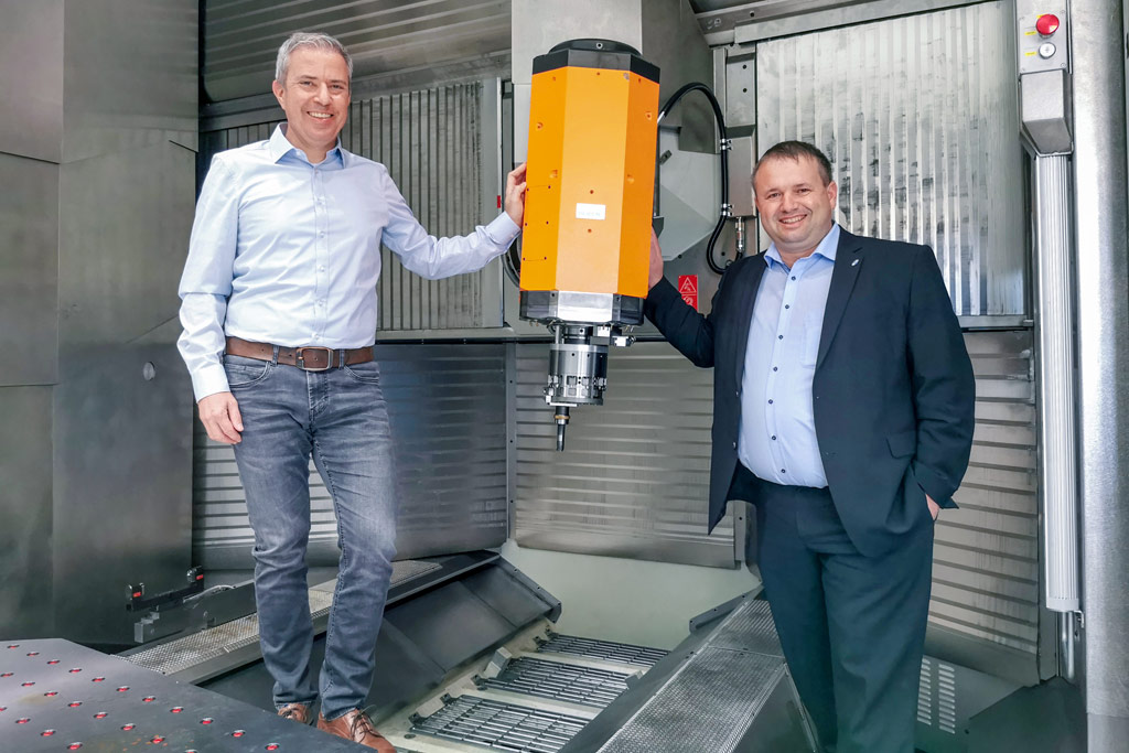 The picture shows Daniel Lustenberger from Reiden with Andreas Mollet from MAPAL.