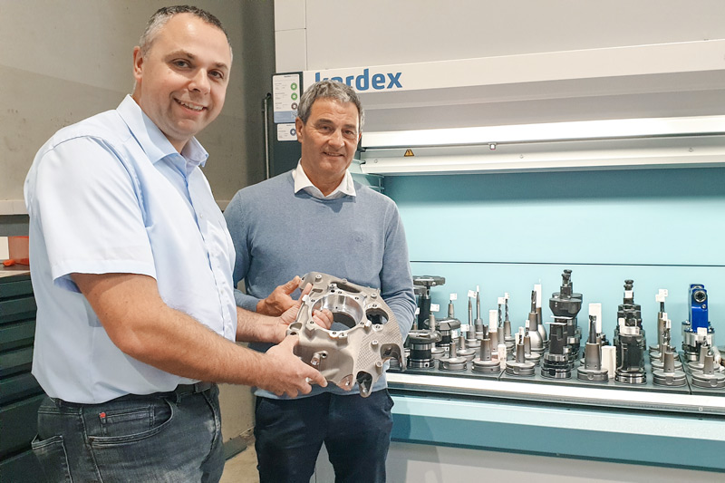 Helmut Häckl, Geschäftsführer von Schabmüller (rechts) und Stephan Streck, Technischer Berater von MAPAL, mit einem Radträger.