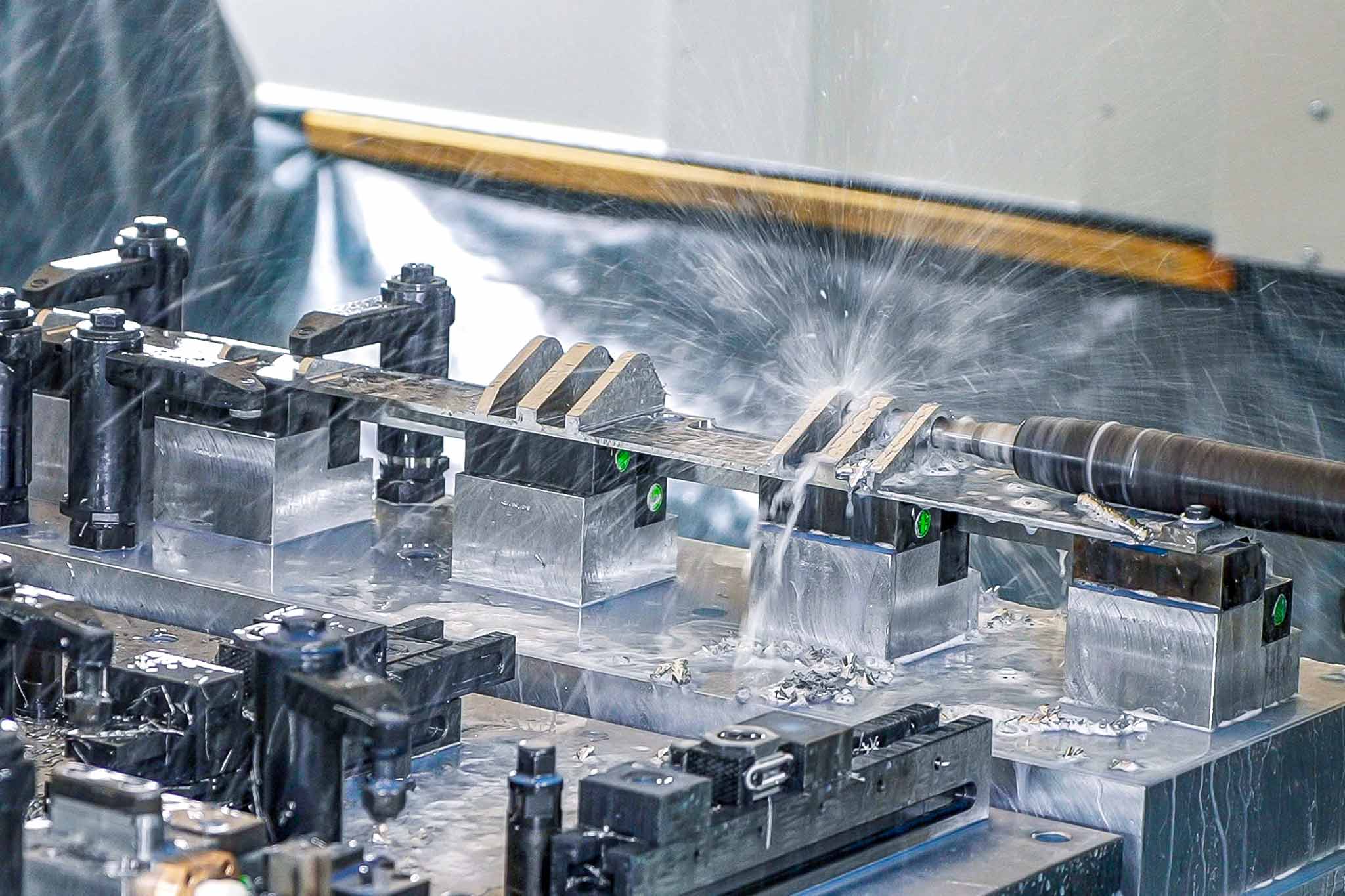 A MEGA-Speed-Drill-Titan from MAPAL is piloting the main bore of the first lug of the titanium part.