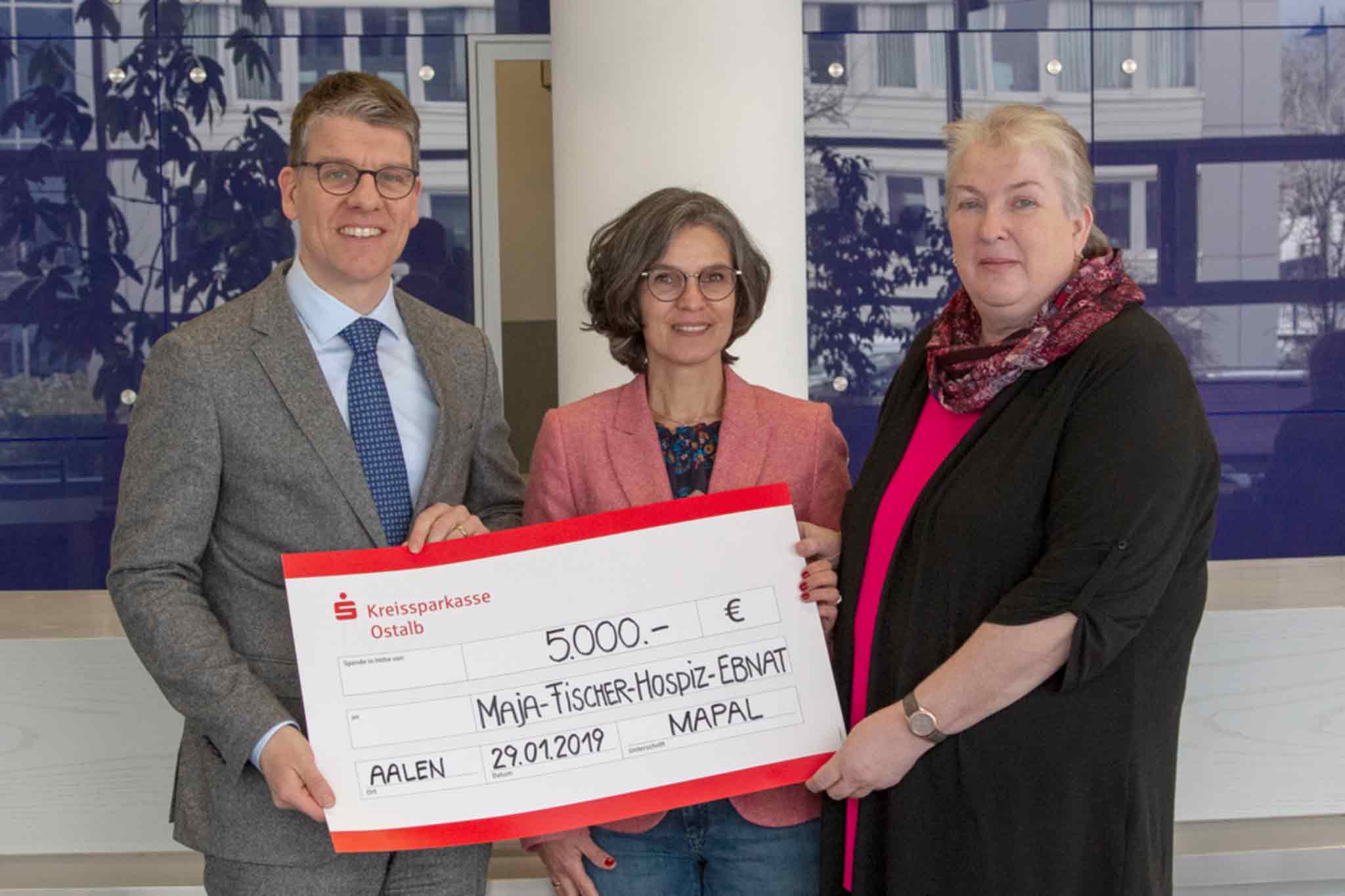 Von links bei der Übergabe des 5000-Euro-Schecks: Dr. Jochen Kress, Birgit Nohl und Helga Schmidt. 