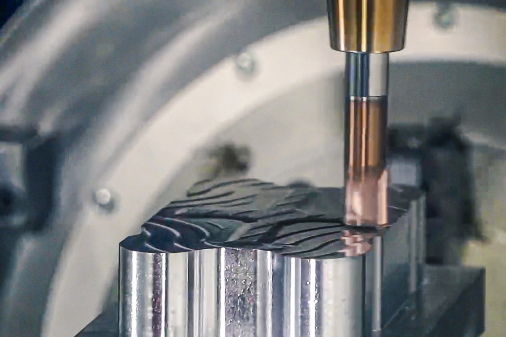 Der Hochvorschubfräser OptiMill-3D-HF-Hardened bei der Bearbeitung.
