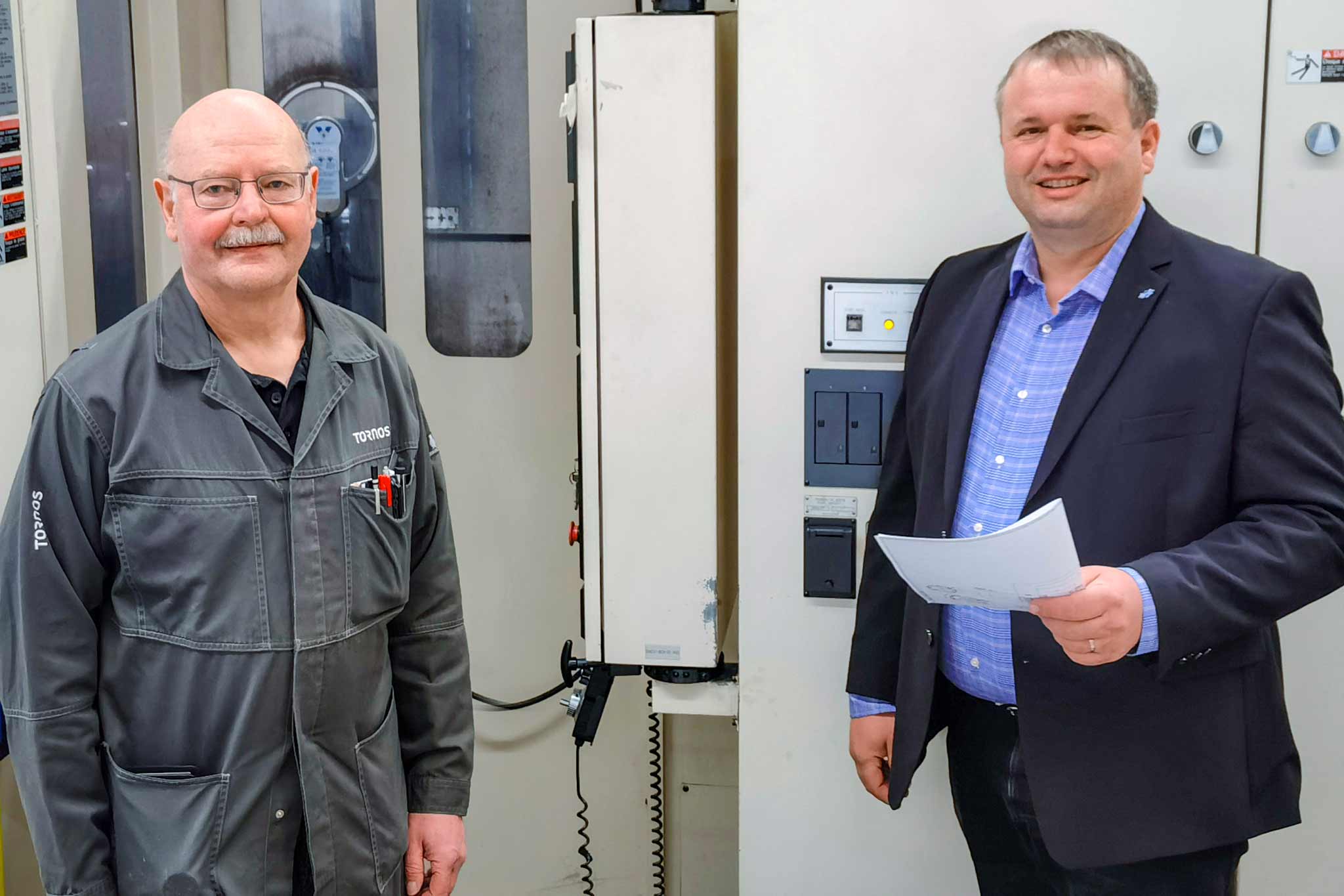 Das Bild zeigt Jean-Luc Maurer (links) von der Tornos SA mit MAPAL Gebietsverkaufsleiter Andreas Mollet.