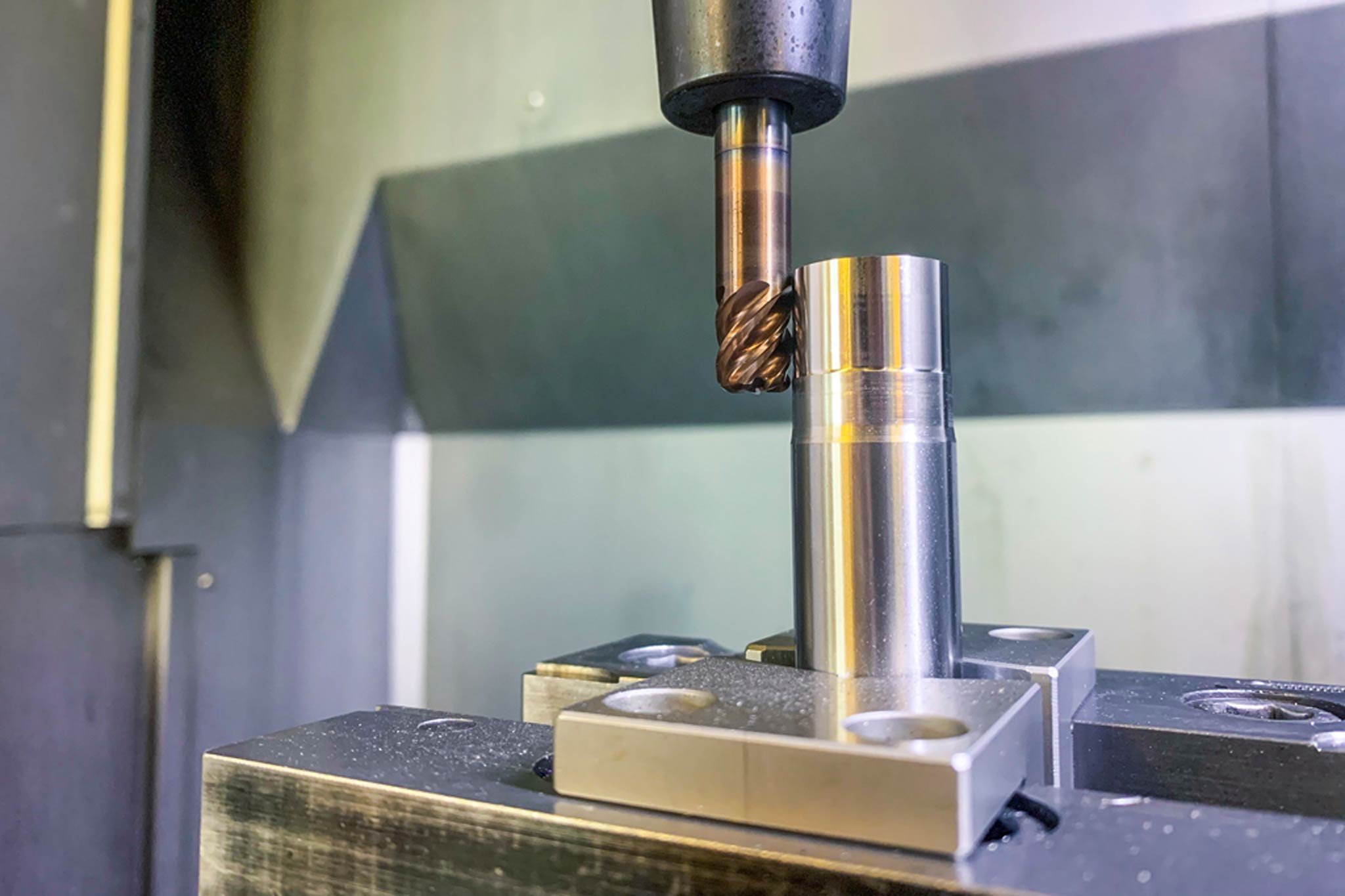 Ein OptiMil-3D-CR-Hardened von MAPAL bei der Bearbeitung eines Schneidstempels.