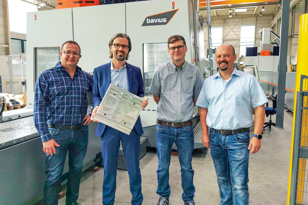 Auf dem Bild sind Stefan Diem (2.v.r. von bavius) sowie Alexander Follenweider, Michael Hofmann und Thomas Jungbeck von MAPAL zu sehen.