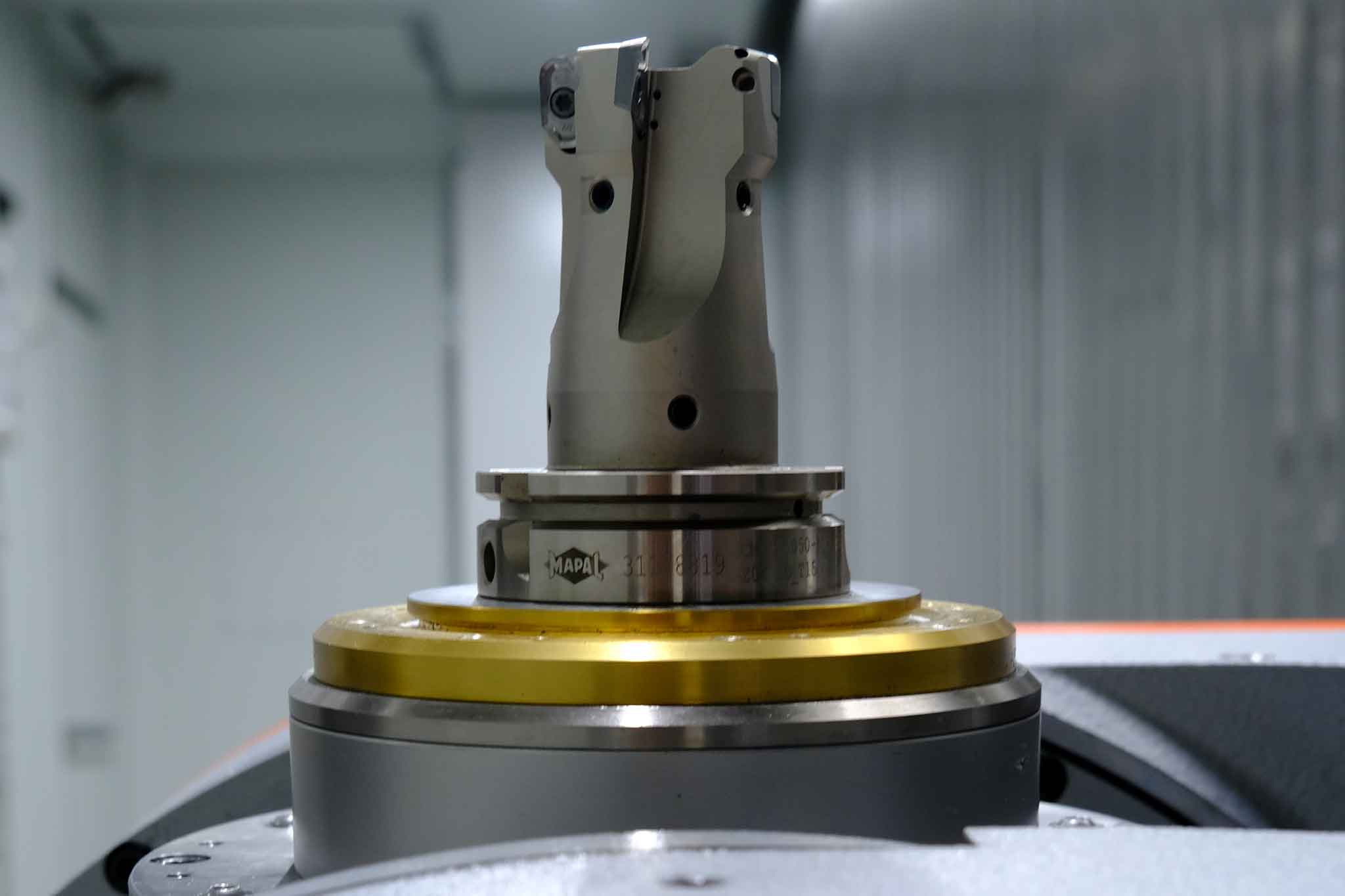 You can see the NeoMill-Alu-QBig clamped into the machine.