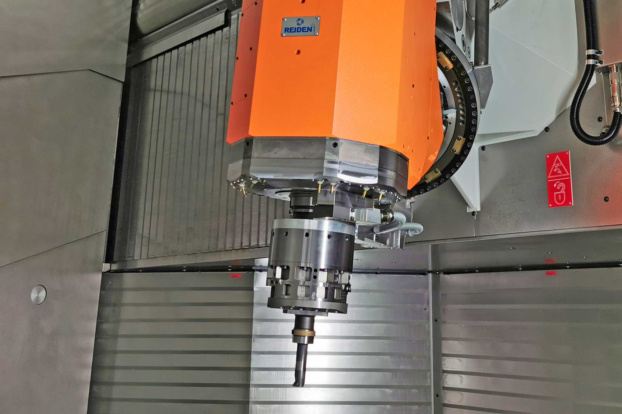 The MAPAL TOOLTRONIC with linear actuating tool installed in the RX18 from Reiden.