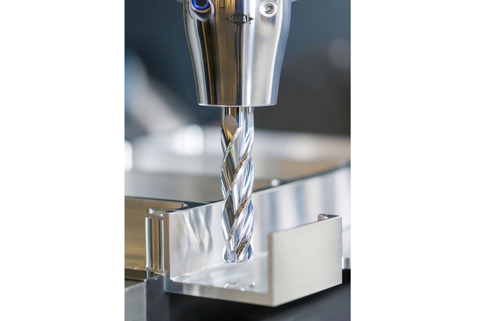 Ein Vollhartmetallfräser, eingespannt in ein UNIQ Hydrodehnspannfutter von MAPAL, bearbeitet ein Aluminium-Strukturbauteil.