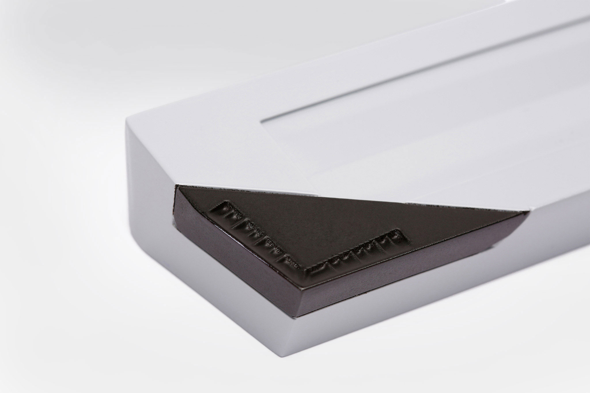 The special chip breaker geometry can be seen in detail on a cutting edge. 