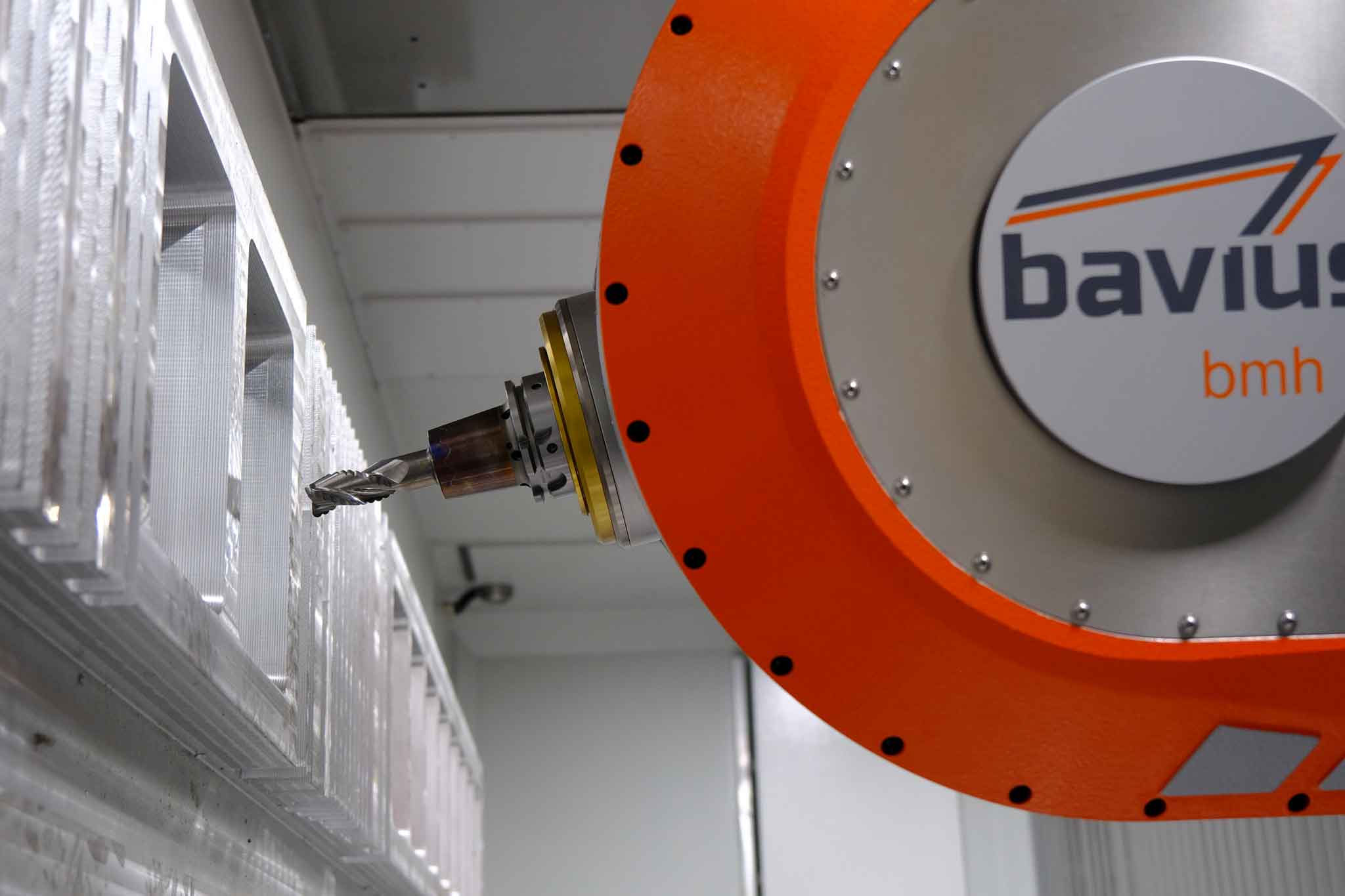 The picture shows the interior of the bavius machine with a large aluminum plate and the clamped OptiMill-Alu-Wave milling cutter.