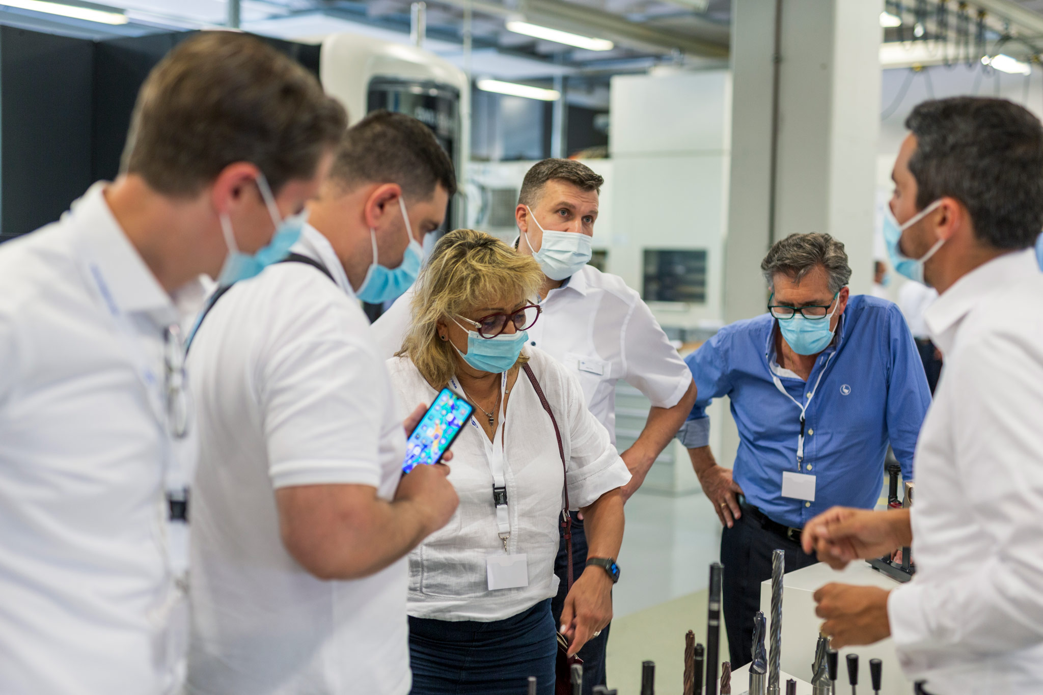 Vertriebsvertreter bei ihrem Gang durch die Ausstellung im R&D Center