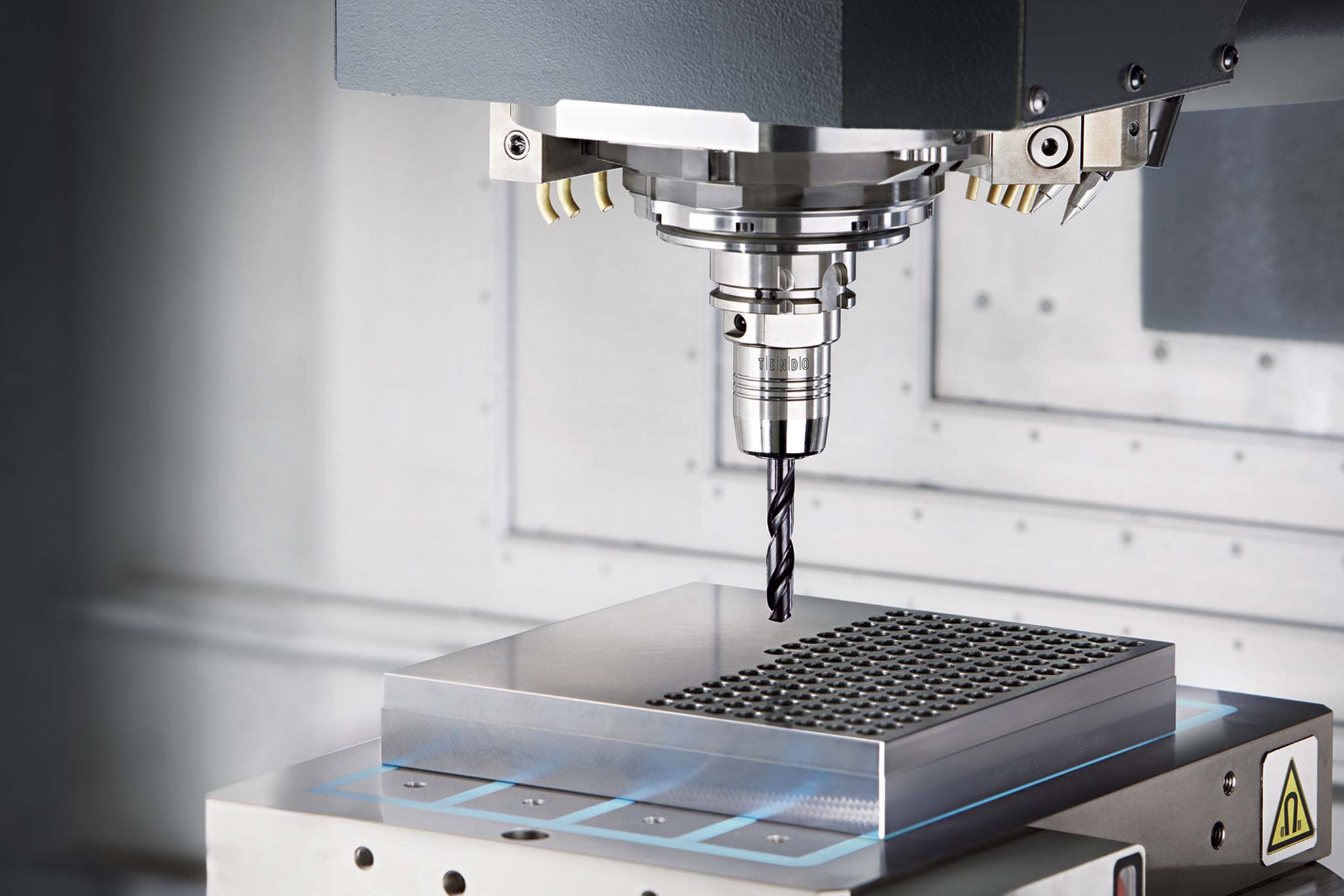 Ein Hydrodehnspannfutter TENDO von SCHUNK in der Maschine bei der Anwendung.