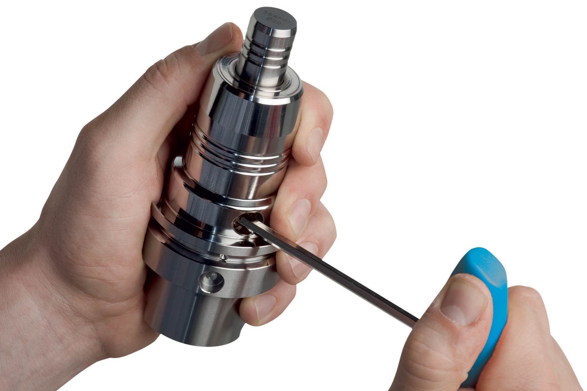 HEin TENDO Hydrodehnspannfutter von SCHUNK wird in der Hand gehalten und mit einem Schlüssel angezogen.