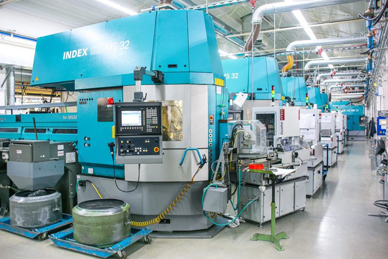 A view into the machine hall of W.E. Schultz GmbH in Oberrindal (Switzerland).