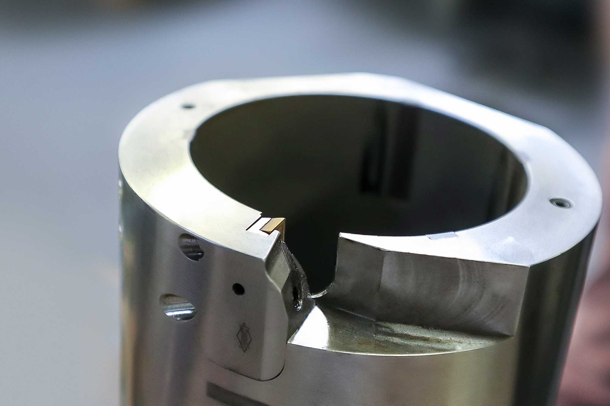 The image shows the upper area of the external reamer in detail. There the cutting edge is placed in the EA system.