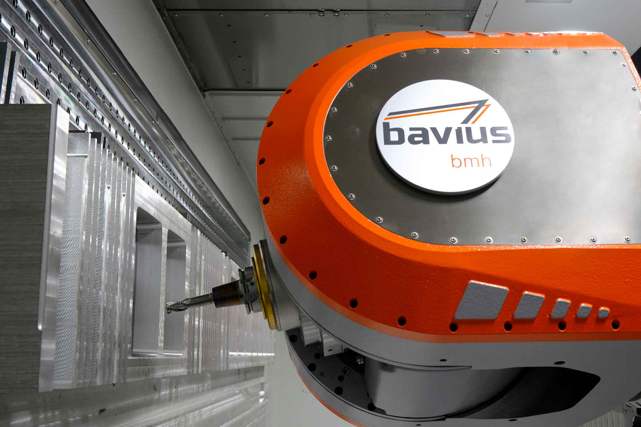 The picture shows the interior of the bavius machine with a large aluminum plate and the clamped OptiMill-Alu-Wave milling cutter.