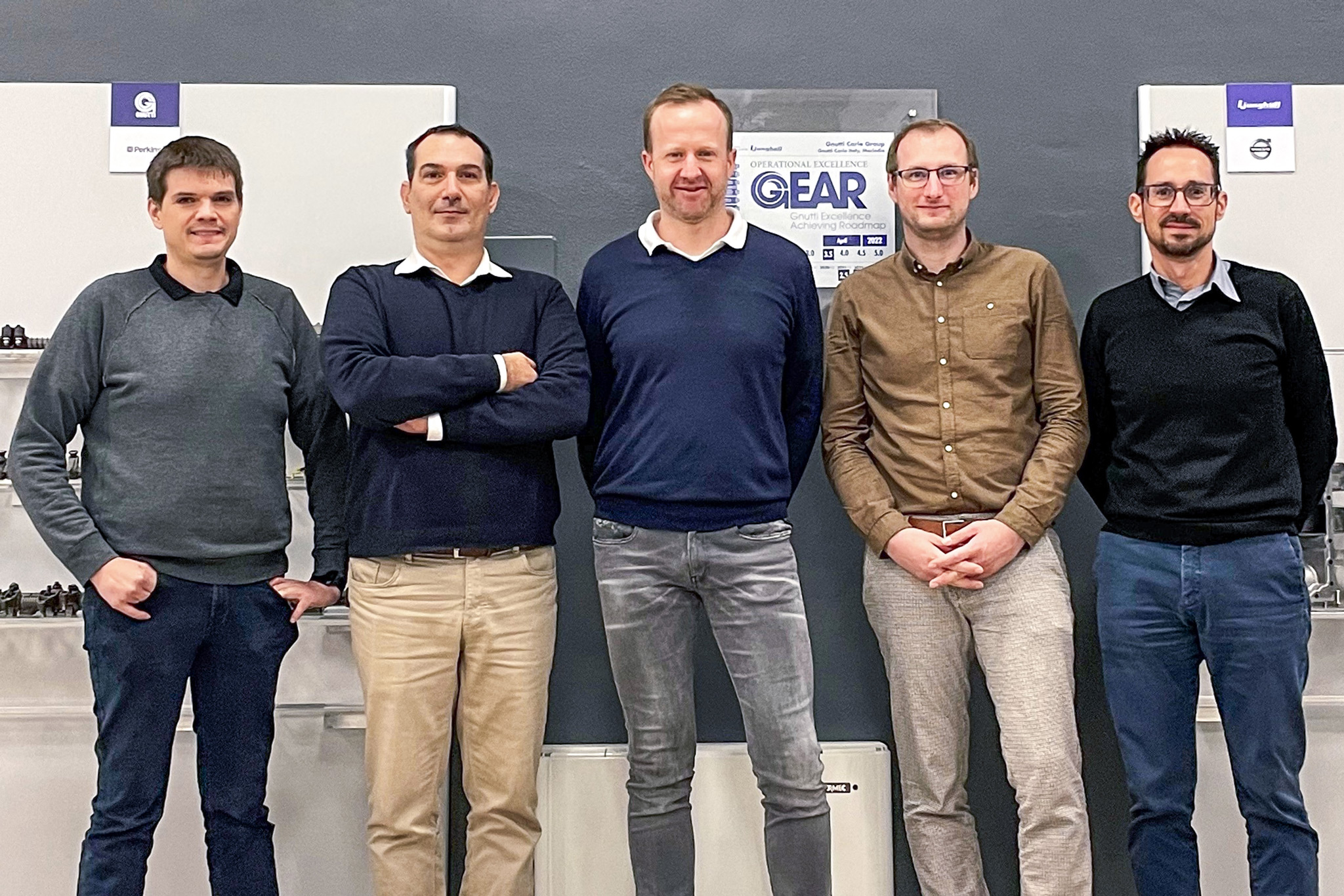 Eine Gruppe von Verantwortlichen der Gnutti Carlo Group und c-Com in der Zentrale der Gnutti Carlo Group in Maclodio, Italien.