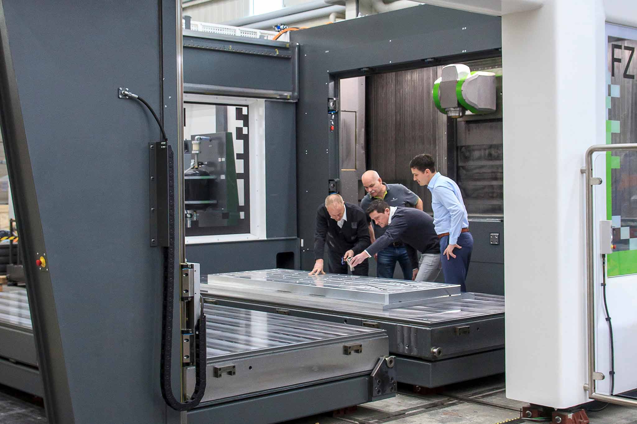 Steffen Nüssle, Bernd Scheurenbrand, Norbert Meier und Dietmar Maichel vor dem Horizontal-Bearbeitungszentrum.