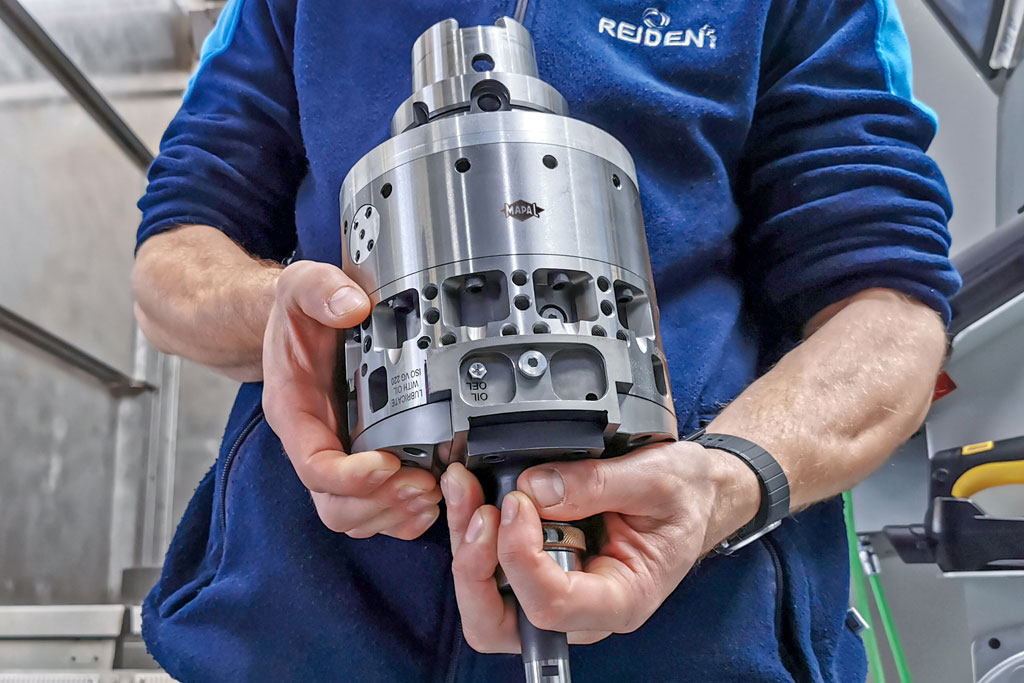 A person shows the TOOLTRONIC with mounting tool.