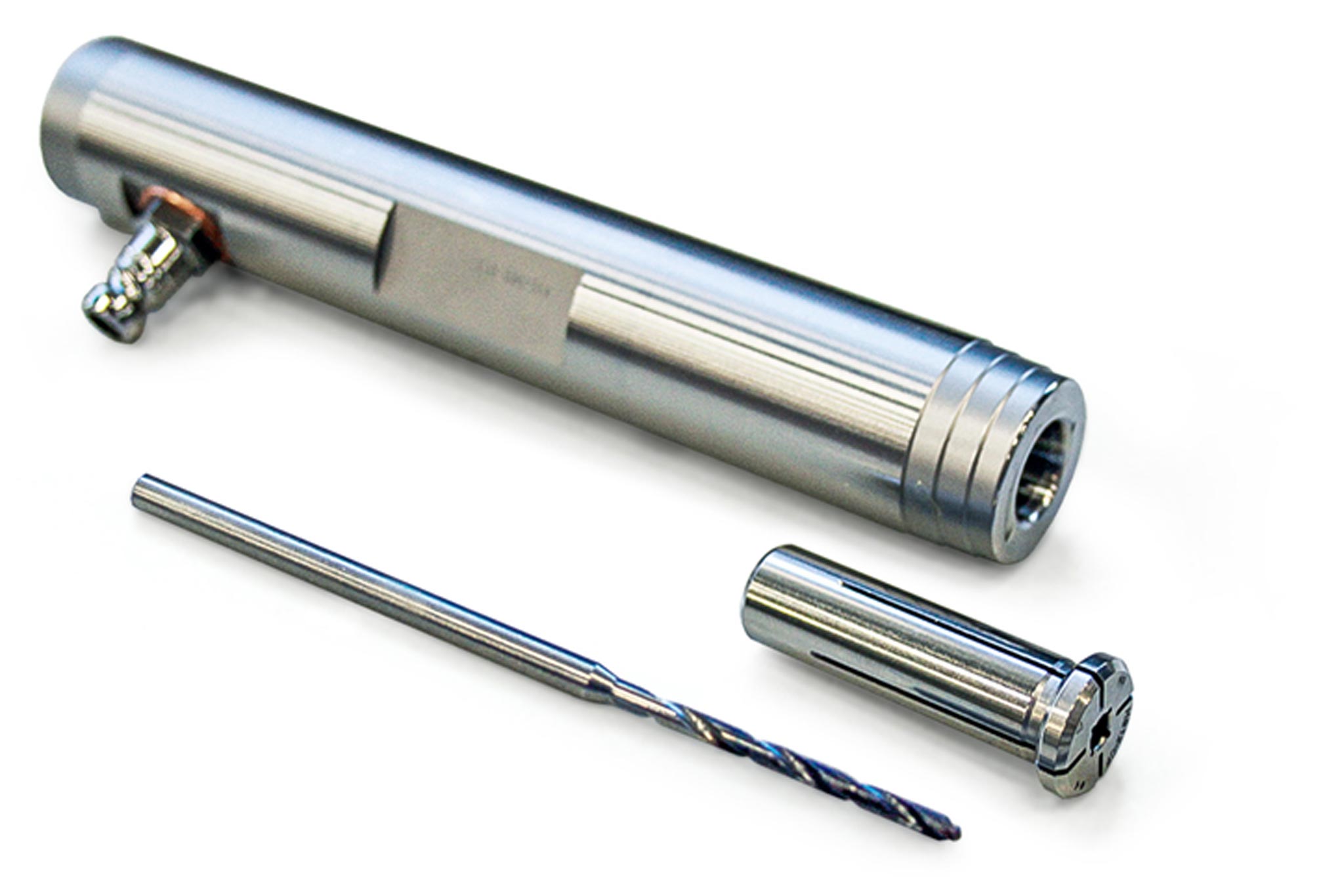 Das MAPAL Sonder-Hydrodehnspannfutter, eine Reduzierhülse und ein zu spannendes Bohrwerkzeug.