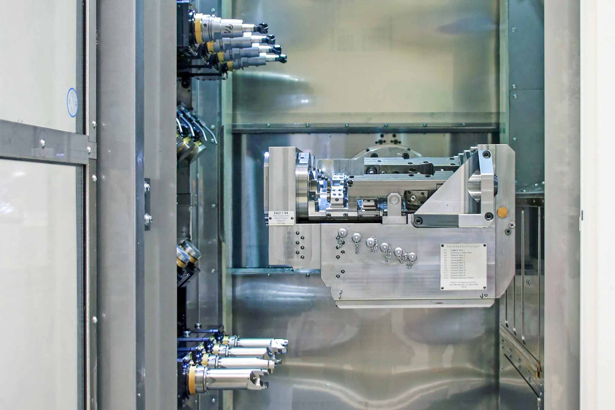 Blick in den Innenraum eines Fertigungsmoduls. Zu sehen sind zwei Spindelreihenrevolver.