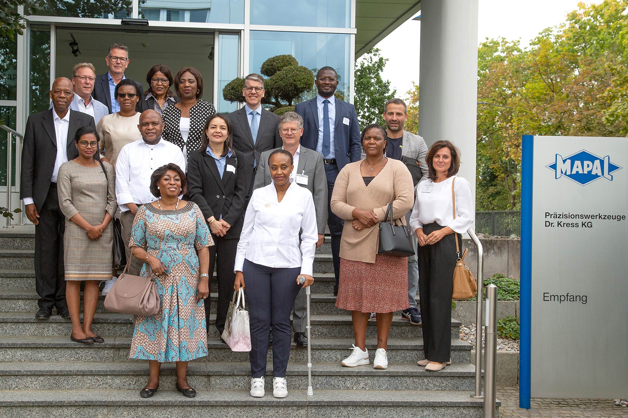 Die Delegation der Entwicklungsgemeinschaft südliches Afrika (SADC) vor dem Eingang zum MAPAL Hauptwerk in Aalen.