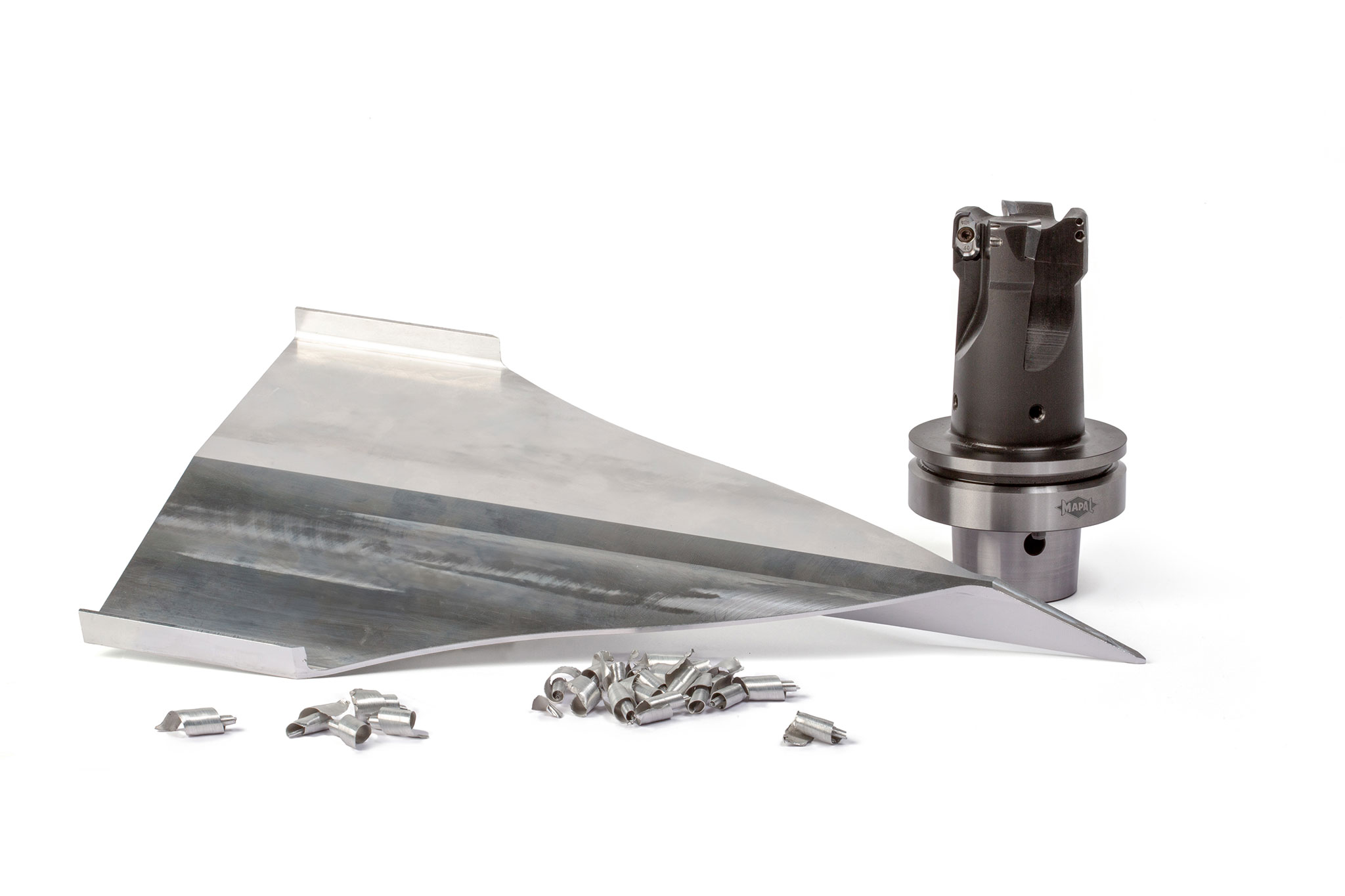 Ein Werkzeug von MAPAL ist neben einem aus Aluminium gefertigten flugzeugähnlichen Bauteil und einer Ansammlung von Spänen zu sehen.