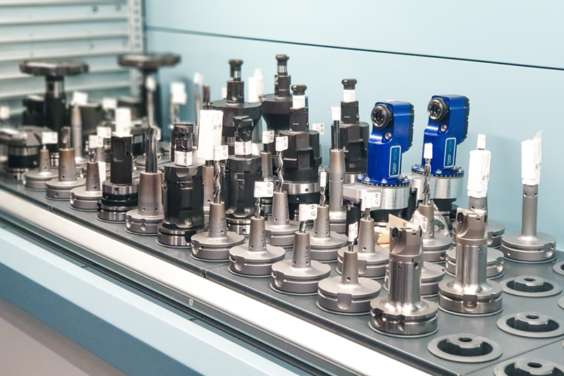 Verschiedene Werkzeuge von MAPAL werden für die Produktion eines Bauteils wie den Radträger benötigt.