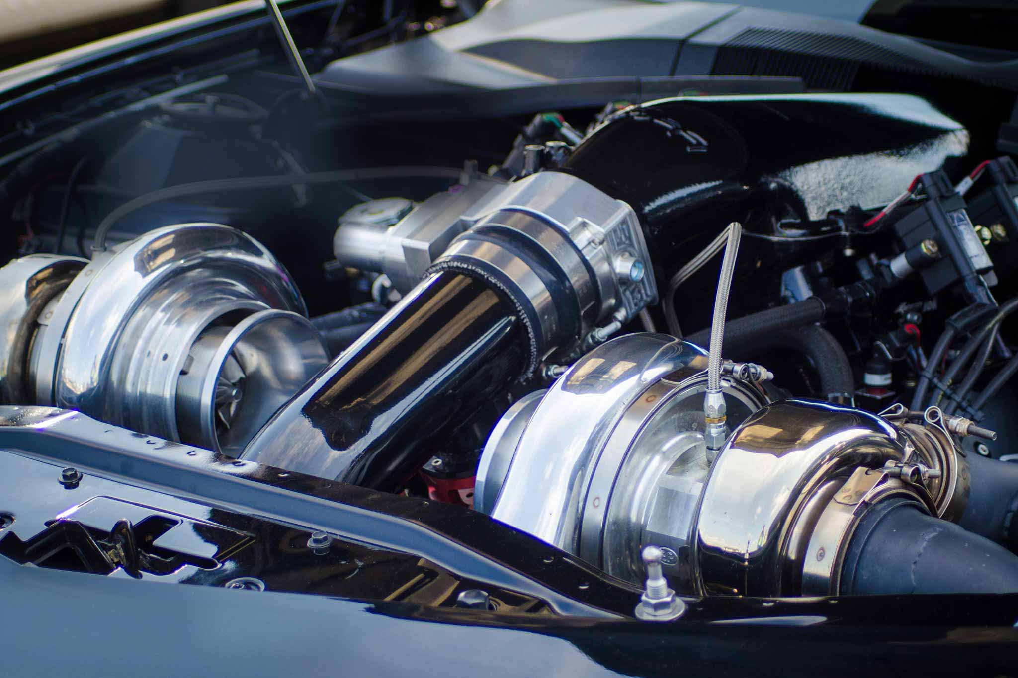 Blick in den Motorraum eines Automobils mit Turbolader.
