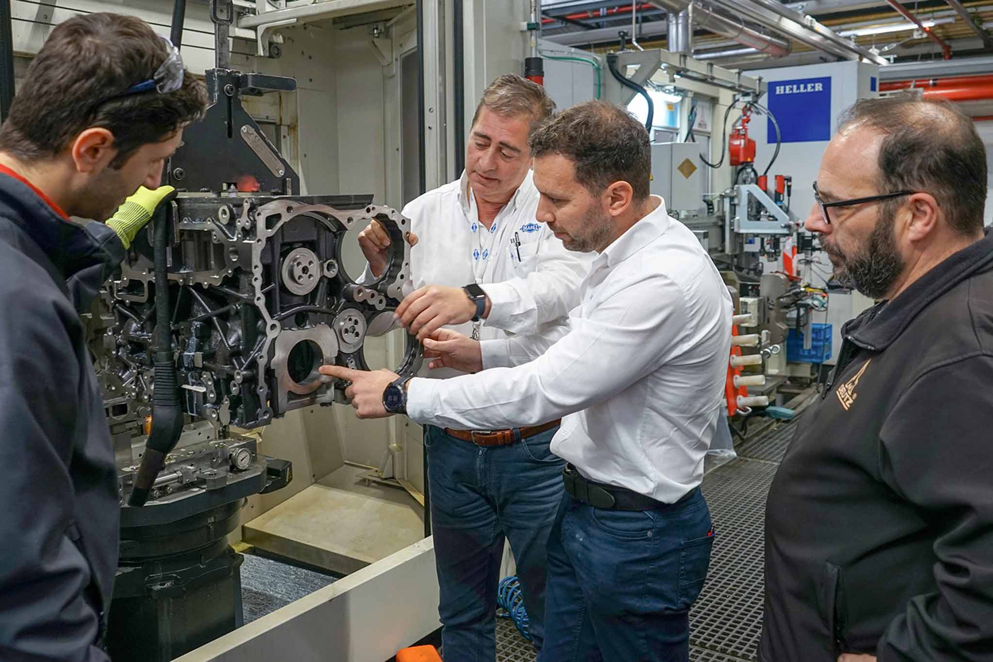 Mehrere Mitarbeiter von MAPAL und DEUTZ vor dem Prototyp eines Motorblocks